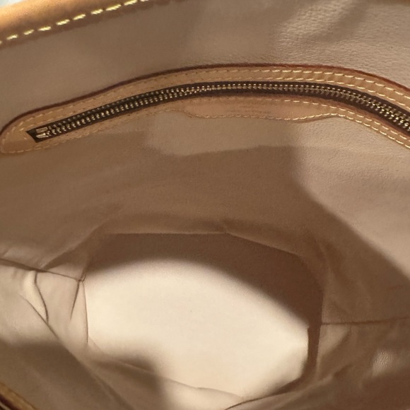 Authentic Louis Vuitton Monogram GM Bucket Bag with pouch. - Picture 7 of 16